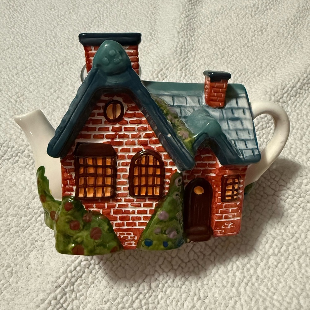 Vintage Thomas Kinkade Cottage Teapot